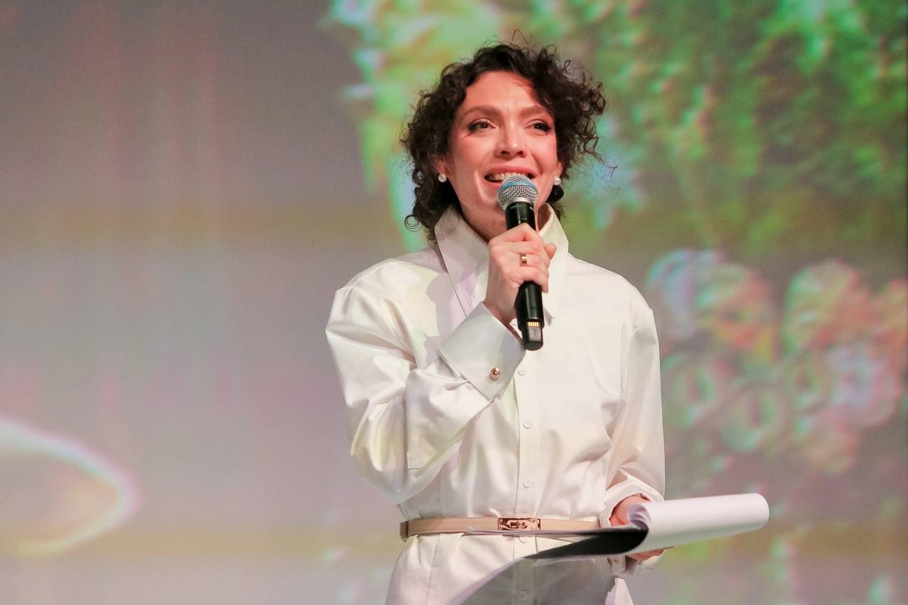 Ольга Гущанская на сцене с микрофоном